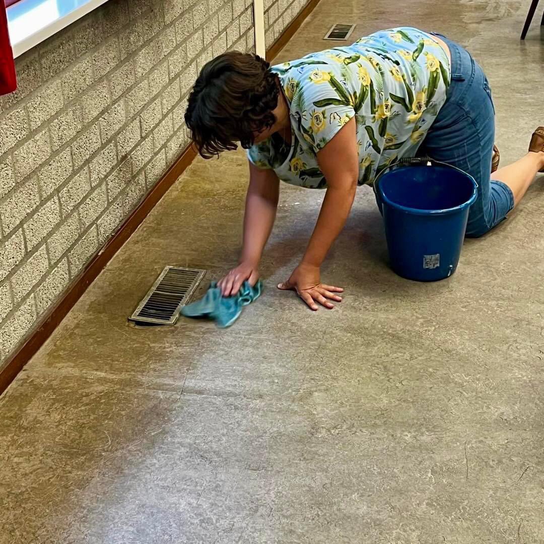 HMC_Helmond's tweet photo. Een frisse start! 🪣🫧🛠️🍃

Vandaag namen enthousiaste HMC’ers onze repetitiezaal van binnen én buiten onder handen. Met blinkende ramen, een gesnoeide voortuin, frisse gordijn en nog veel meer opgeloste karweitjes kunnen we op dinsdagavond 20 augustus weer van start 🎶 https://t.co/zFIIcXLlmM