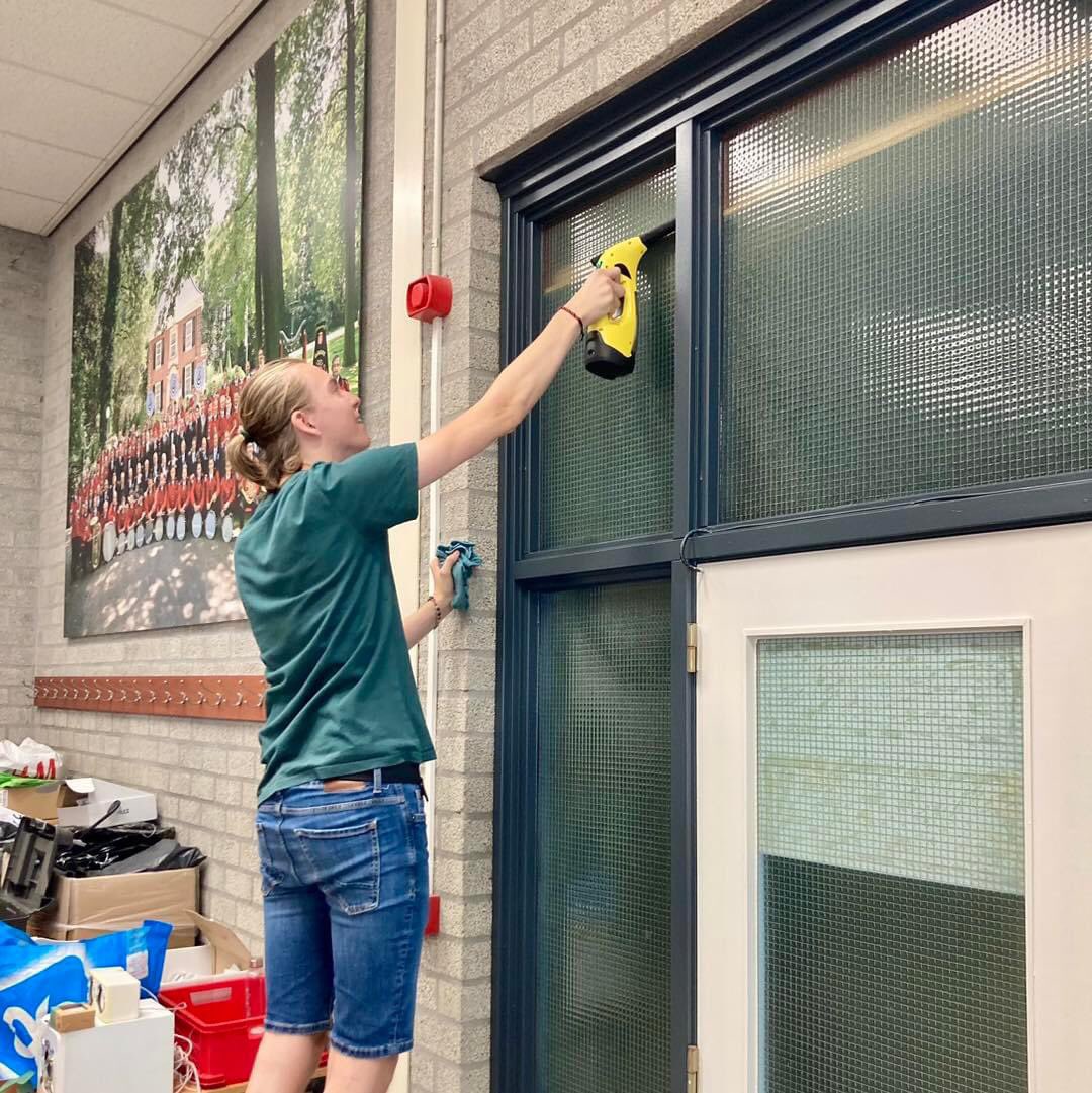 HMC_Helmond's tweet photo. Een frisse start! 🪣🫧🛠️🍃

Vandaag namen enthousiaste HMC’ers onze repetitiezaal van binnen én buiten onder handen. Met blinkende ramen, een gesnoeide voortuin, frisse gordijn en nog veel meer opgeloste karweitjes kunnen we op dinsdagavond 20 augustus weer van start 🎶 https://t.co/zFIIcXLlmM