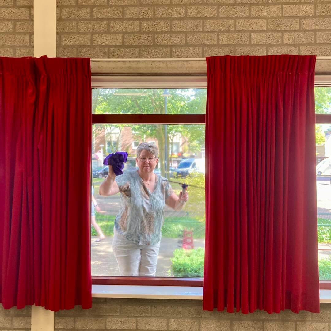 Een frisse start! 🪣🫧🛠️🍃

Vandaag namen enthousiaste HMC’ers onze repetitiezaal van binnen én buiten onder handen. Met blinkende ramen, een gesnoeide voortuin, frisse gordijn en nog veel meer opgeloste karweitjes kunnen we op dinsdagavond 20 augustus weer van start 🎶