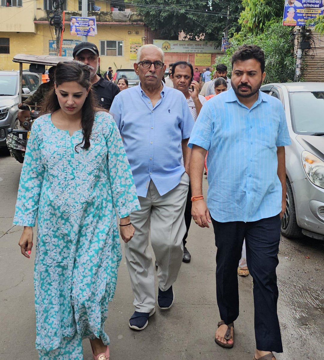 अपने लोगों के लिए काम करना हमारा पहला और आखिरी लक्ष्य है‼️

ओल्ड राजेन्द्र नगर 39 ब्लॉक में आज बरसाती नाले का उद्घाटन करके काम शुरू करवाया गया, इस दौरान निगम पार्षद श्रीमती @Aap_Arti_chawla जी एवं स्थानीय लोग मौजूद रहें.

इस ड्रेन के बनने से 39 ब्लॉक में जल भराव की समस्या ख़त्म