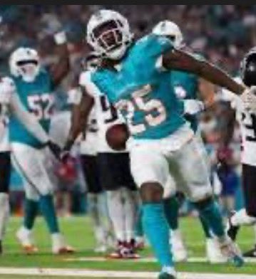 TiesGod2980's tweet photo. @Comgetsome1 I see similarities, the patience, the vision and that jump step is ELITE! 🤞🏾🏁 #3DownBack #WontBackDown #GoFins https://t.co/nmRpM3SQHE