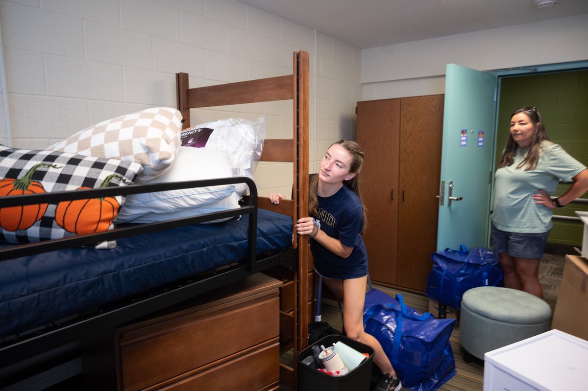 GeorgiaTech's tweet photo. First-year students are making moves this weekend 🚛📦🐝 #GT28 https://t.co/UL3urTXULP