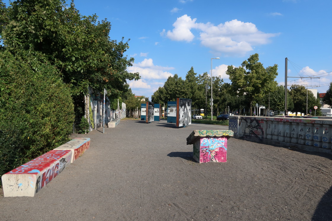 LuisenstadtF's tweet photo. Wer ist für die #Gedenkstätte an der #Bösebrücke zuständig? Wer für die Brücke? Bei letzterer sicher die @SenMVKUBerlin #BornholmerStr #BerlinerMauer 

#Mauerfall #Vandalismus https://t.co/Hb55A11bR3