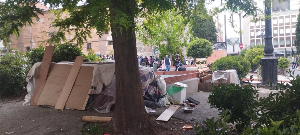 mero_cal's tweet photo. ¿Y qué problema habría? Estos llevan más de 10 años viviendo en una plaza de lo más turístico de @MADRID y la @policiademadrid se lo consiente.
Esto sí que es convivencia... https://t.co/lSk3bpkCvz