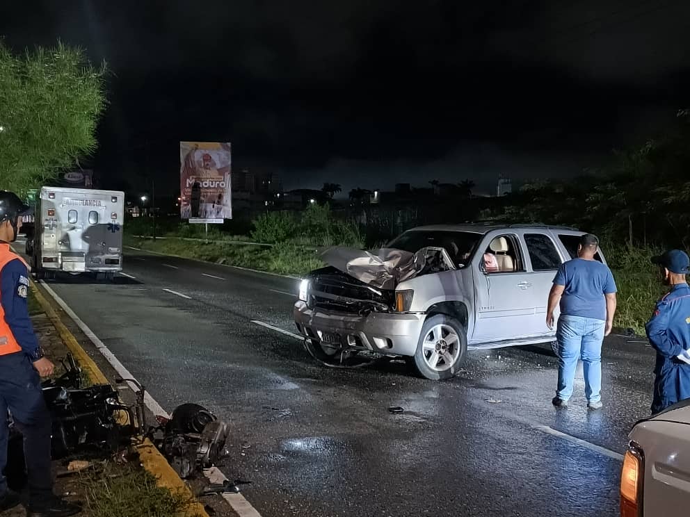 JeferBanganho's tweet photo. En horas de la madrugada del #10Ago murió en un accidente de tránsito el periodista larense Yorvid García y su acompañante Yuly Castillo. Fueron embestidos por el conductor de una camioneta Tahoe, que iba a exceso de velocidad. https://t.co/4jnfXwQKzU