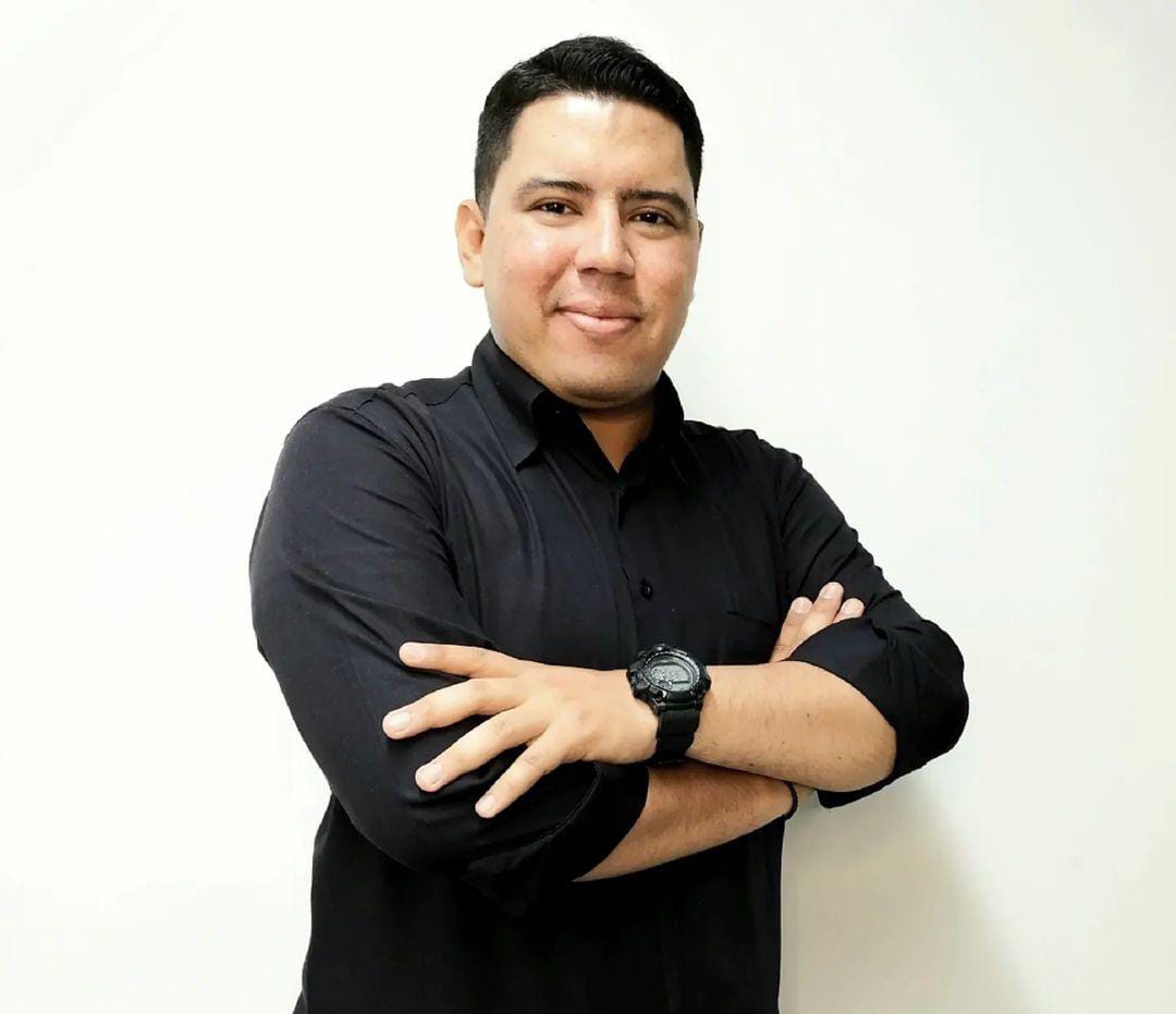 JeferBanganho's tweet photo. En horas de la madrugada del #10Ago murió en un accidente de tránsito el periodista larense Yorvid García y su acompañante Yuly Castillo. Fueron embestidos por el conductor de una camioneta Tahoe, que iba a exceso de velocidad. https://t.co/4jnfXwQKzU