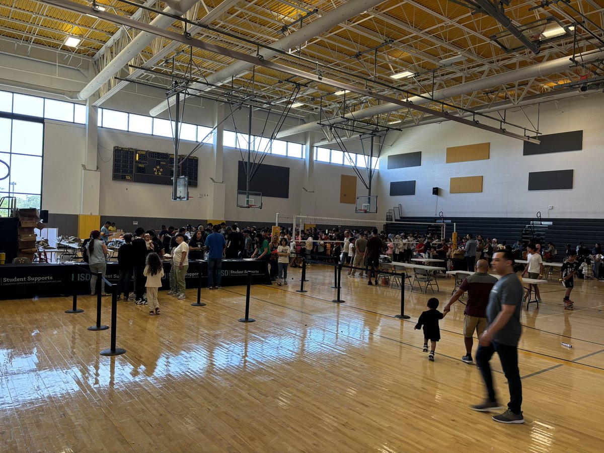 edwgarza's tweet photo. Oh you know just 2700 community members supported by the @HISD_Wraparound @WestDivSuptHISD  @HISD_Wraparound @HISD_West at @WisdomHS_HISD #backtoschoolbash https://t.co/Hl0QG6sEkj