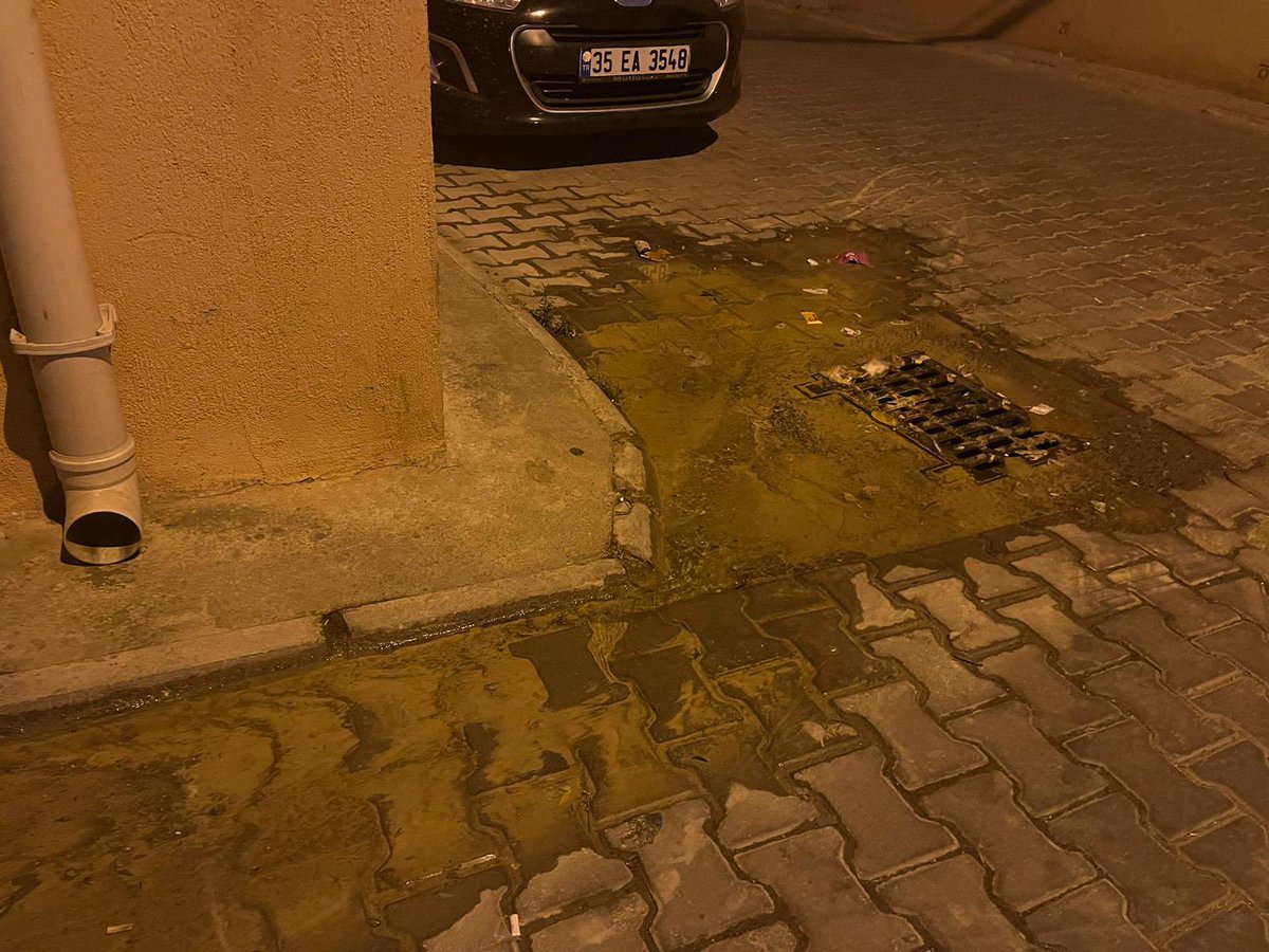 ekarakakaya's tweet photo. Sayın yetkililer 4194 sokakta bu patlak boru 1 haftadır yapılmayı bekliyor, defalarca kayıt bırakıldı, sokak sakinleri hepsi aradı, yoldan geçen duyarlı insanlar aradı kayıt açtırdı,ancak bir sonuç yok,yazık günah bu suyu israf etmek,lütfen acil bir çözüm yaratmanızı bekliyoruz. https://t.co/7SduhY1Kaj