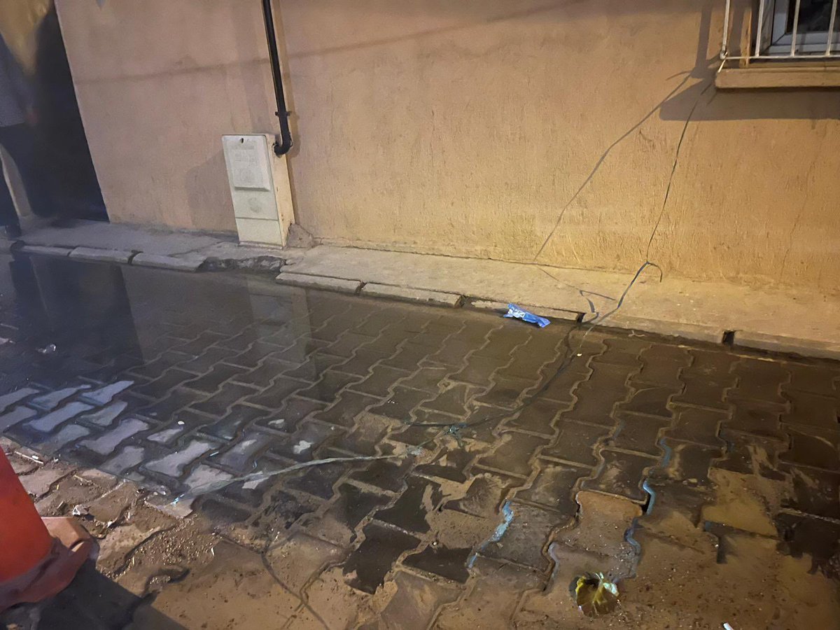 ekarakakaya's tweet photo. Sayın yetkililer 4194 sokakta bu patlak boru 1 haftadır yapılmayı bekliyor, defalarca kayıt bırakıldı, sokak sakinleri hepsi aradı, yoldan geçen duyarlı insanlar aradı kayıt açtırdı,ancak bir sonuç yok,yazık günah bu suyu israf etmek,lütfen acil bir çözüm yaratmanızı bekliyoruz. https://t.co/7SduhY1Kaj