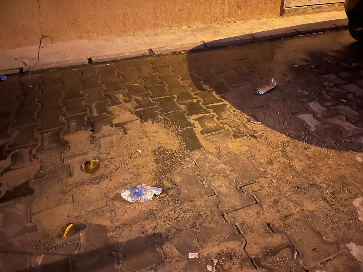 ekarakakaya's tweet photo. Sayın yetkililer 4194 sokakta bu patlak boru 1 haftadır yapılmayı bekliyor, defalarca kayıt bırakıldı, sokak sakinleri hepsi aradı, yoldan geçen duyarlı insanlar aradı kayıt açtırdı,ancak bir sonuç yok,yazık günah bu suyu israf etmek,lütfen acil bir çözüm yaratmanızı bekliyoruz. https://t.co/7SduhY1Kaj