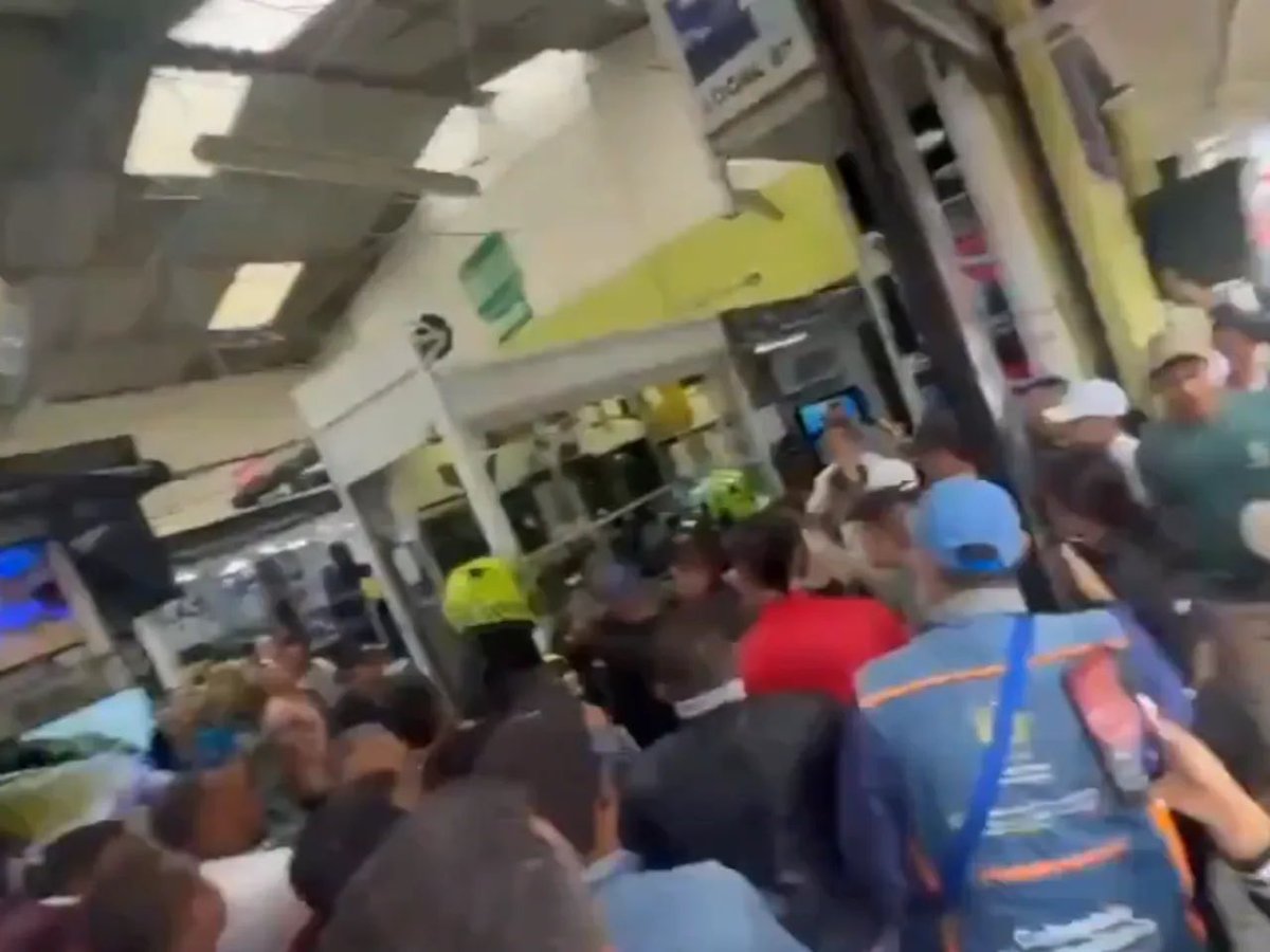 SamuelAsesor's tweet photo. @PoliciaColombia y @FiscaliaCol rastrea los rostros en videos de los autores de la “Paloterapia” en #SanAndresito38 que le quitaron la vida a un presunto delincuente para procesarlos por homicidio.

¿ Usted qué opina ? https://t.co/ecP7nA3EG9