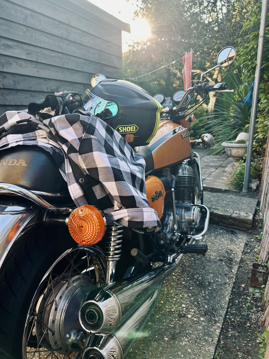 mototingle's tweet photo. Parking up the #750Four for the night, visited Box Hill, great to meet a few others that appreciate their motorcycles. From within a motorcycle helmet the world the world is seen through clarity and protection, ensuring every ride is both safe and spectacular 🏁 https://t.co/aVfD0zqETW