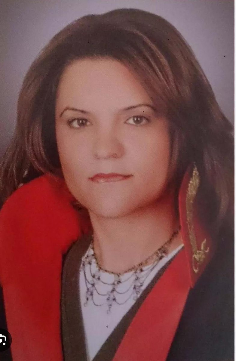 DrCemilCelik25's tweet photo. İşkence ve kötü muamele konusunda; Selda Binboğa Kurtuluş’u da unutmamak gerekir.

Ankara Anayasal Düzene Karşı İşlenen suçlar savcısı iken stajyer askeri hakimlerin ifadelerini aldığı sırada; 

Bazılarına tokat attığı, 

Bazılarının da kulaklarını tutarak uzun tırnaklarını kulaklarına geçirdiği biliniyor.

Bizzat muameleye maruz kalanlar anlatıyor.

Hem de bunları hukukçu olarak “savcı” kimliğiyle yapıyor.

@IskenceReport