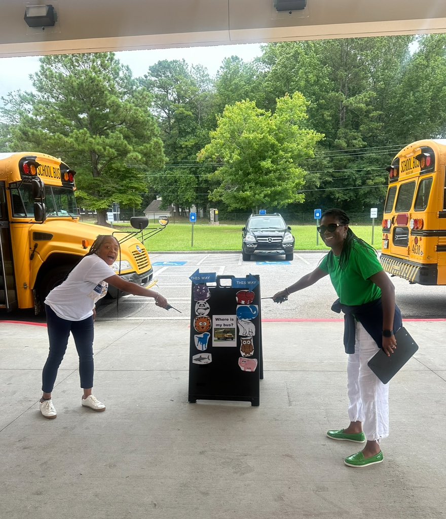 SmithTeaches2's tweet photo. What an AMAZING first week of school I have had!!!!!! Things as simple as bus duty with the Owls 🦉has been great!!! @WeAreNolanOwls #TransportationLogistics are coming together beautifully! 🚌 🚙 🏃🏾 🚐 @DrEarleanaSmith @CherisseCamp @FultonCoSchools https://t.co/cJTxONTs4B