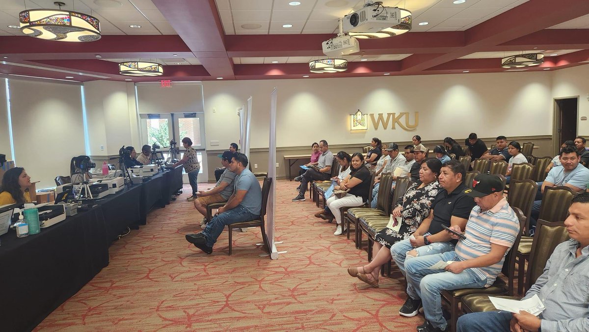 ConsulmexINI's tweet photo. Estamos en #BowlingGreen ofreciendo jornada de #ConsuladoMóvil con servicios integrales de expedición de pasaportes y matrículas consulares, orientación sobre asistencia en protección consular e información sobre programas de salud, educativos y en asesoría financiera. https://t.co/wfGwUmRqR6