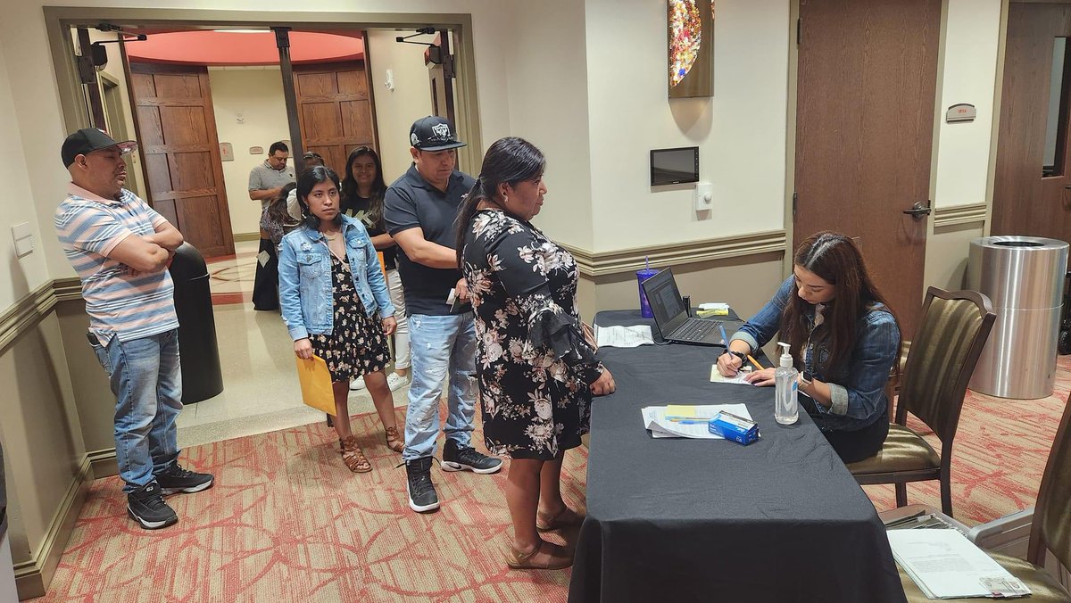 ConsulmexINI's tweet photo. Estamos en #BowlingGreen ofreciendo jornada de #ConsuladoMóvil con servicios integrales de expedición de pasaportes y matrículas consulares, orientación sobre asistencia en protección consular e información sobre programas de salud, educativos y en asesoría financiera. https://t.co/wfGwUmRqR6
