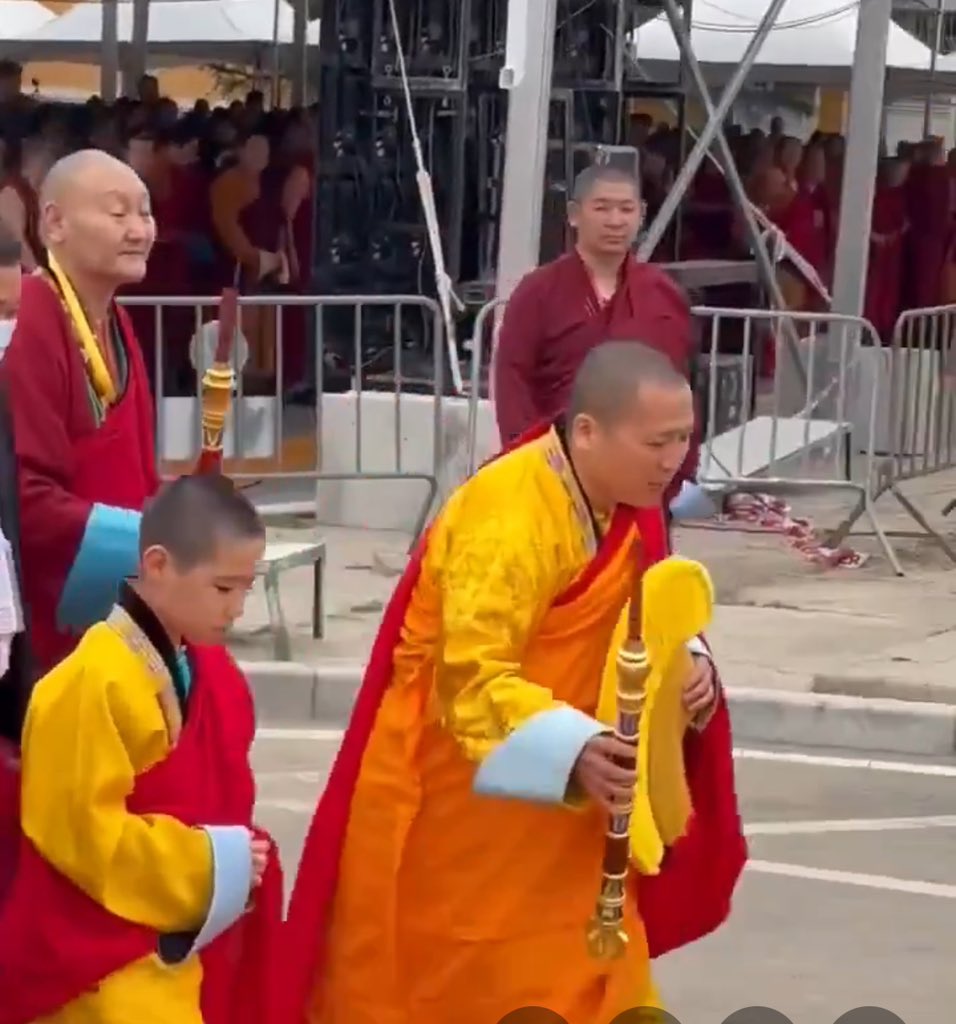 Богд гэдэг үг бол Будда гэсэн утга бүхий Монголчуудын дунд ариун дээд шүтээн болсон хүн, эсвэл өндөр дээд шүтлэгт уул хайрхныг нэрлэхэд хэрэглэдэг үг. Энэ үгийн уг гарвалыг эрдэмтэд Монгол хэлэнд Уйгур хэлээр дамжин орсон үг гэж үздэг бөгөөд уг нь Санскрит хэлний Бурхан гэсэн