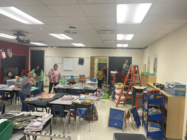 swisd_mce's tweet photo. MCE Veteran teachers pulled together to help one of our first year teachers, Miss Tamez, get her room ready! Medio Creek, United! #RootEDMCE #GoPublic #SWISDexperience #MCEGoForGold https://t.co/dlD5T7L9R1