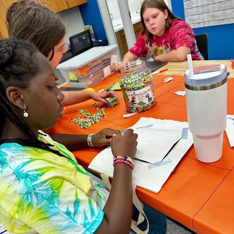 ManhattanSD114's tweet photo. This past week, MJHS hosted its first STEM &amp; Digital Media Camp. Twenty incoming 6th-8th graders engaged in hands-on activities while getting to experience some of the technology implemented in class! Thanks to Mrs. Marshall and Mrs. Duff for a fun week for our learners! https://t.co/dcQmGItTbE