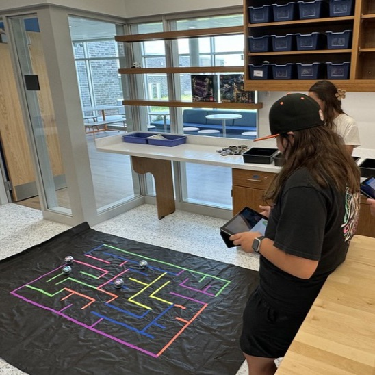 ManhattanSD114's tweet photo. This past week, MJHS hosted its first STEM &amp; Digital Media Camp. Twenty incoming 6th-8th graders engaged in hands-on activities while getting to experience some of the technology implemented in class! Thanks to Mrs. Marshall and Mrs. Duff for a fun week for our learners! https://t.co/dcQmGItTbE