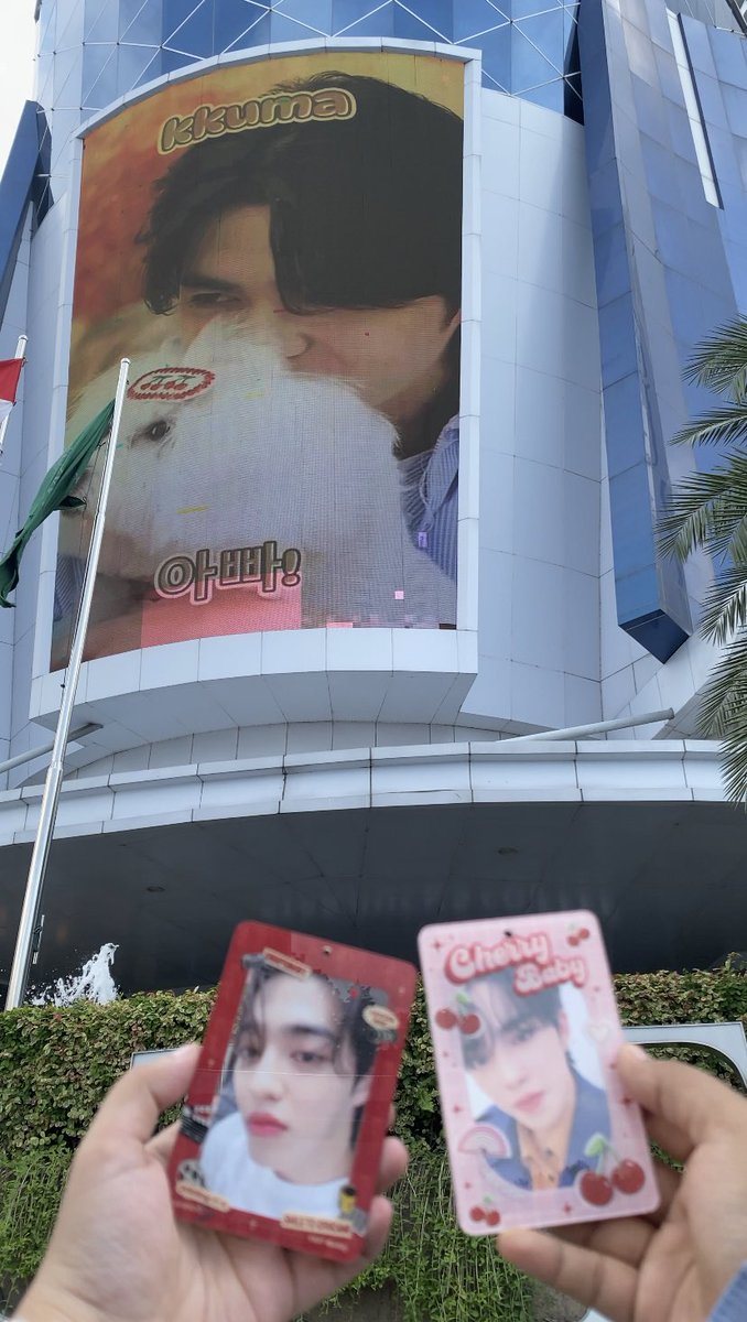 beargyuwon's tweet image. thank you buat ADS uri leader #SCOUPSBIRTHDAY  @officialkvibes @indomilkyourway @mychitato @caratmedan !!!!! 

keren banget !!! seharian berburu ADS trus ga lupa juga beli cemilan sama minuman kecintaan para memberdeul 🫶🏻