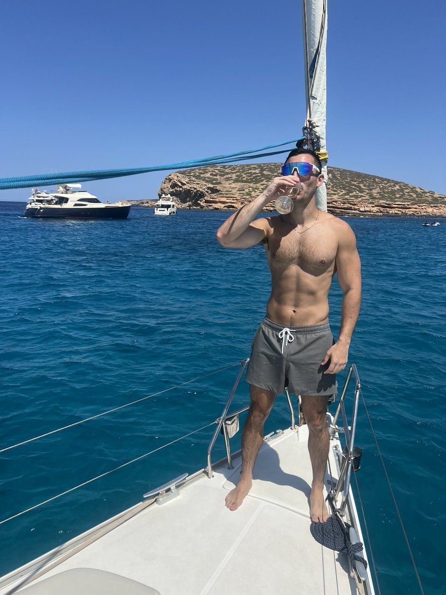 nbren15's tweet photo. Ibiza ✅ how many peace signs can I do in one video https://t.co/JlB8AMg8pm