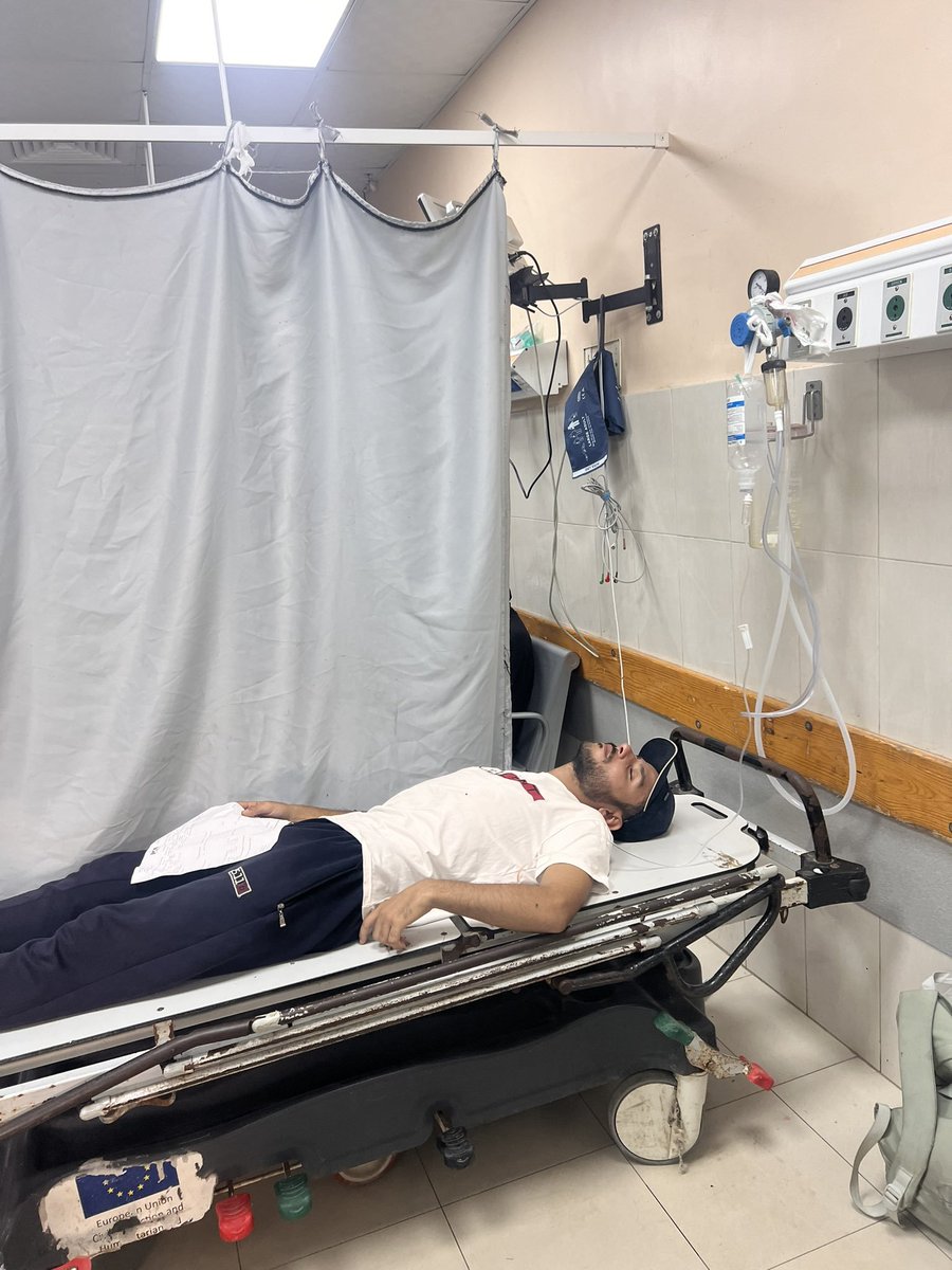 ismail_halis's tweet photo. İlk fotoğrafta gördüğünüz genç gazeteci, Enes Şerif. 
Mikrofonundaki logodan da görüleceği üzere, Al Jazeera muhabirlerinden biri. 

Enes, şunları yazmış. 

“Katliam alanına vardığımda konuşamıyordum. 

Etrafımız vücut parçaları ve kanla kaplıydı, cesetler
parçalanmış ve üst üste yığılmıştı.

Hangi kelimeler veya ifadeler herhangi bir gazetecinin bu korkunç sahneyi tarif etmesine yardımcı olabilir?"

**

Diğer fotoğraf ise Gazzeli bir gence ait. Adı Mahmut. 

Yakın arkadaşı, dün onun hesabından paylaşmıştı bu fotoğrafı

"Mahmut, kendini öldürmek için intihar etmeye çalıştı. Şu anda hastanede. Ben onun yakın arkadaşıyım. Lütfen onun için dua edin" yazmıştı. 

Şükürler olsun ki, dualar kabul oldu ve Mahmut hayatta. 

Hesabından şunu yazmış bugün.

"Kötü bir fikirdi. Doğru düzgün düşünemiyordum ama bir bardak bir damlayla dolmaz. Yaşadığımız şey herhangi bir insan için korkunç. Bunu yapmanın haram olduğunu anlıyorum ve biliyorum. Bencildim; kesinlikle bir bahane değil. Tüm sevgili arkadaşlarımı endişelendirdiğim için özür dilerim"

Ah be Mahmudum. 

Ah be Enes. 

Kelimelerle, suskunlukla, öfke ile, nice şey ile, kendimizi uzun yıllar, o kadar derinden "kandırdık" ki. 
Sizin için sadece kelimelerimiz var "cephemizde"

Canım kardeşim Mahmut, canım yoldaşım Enes.

Srebrenitsa, Bağdat, Halep, İdlip, Gazze.. 

Her birinin, öncesi, sonrası, bölgesi, bağlamı, verilen bin mücadelesi, doğrusu ve yanlışı, elbette ayrıdır, ama hakikattir.

"Hakikatten daha hakikat müslümanlar" dediği gibi Sezai Karakoç'un

50 - 100 - 150 yıllık devasa açığı kapatmanın 
bin1 gayretinden başka çıkış yolu görünmüyor canım kardeşlerim

Askeri, siyasi, ekonomik, kültürel, kavramsal, gündelik .. Her biri ve ötesi için

Sonsuz disiplinle çalışmayan, yaşamayan, düşünmeyen, üretmeyen-imiz her kimse, her kurum, yapı, çatı, kendi hesabı ile yüzleşecek ..

ve
yeniden 
hoş geldin canım kardeşim Mahmud ☘️