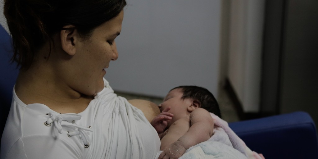 unicefvenezuela's tweet image. La lactancia materna brinda a los bebés la mejor y única nutrición que necesitan en sus primeros seis meses de vida, lo que ayuda a prevenir enfermedades y a estimular su desarrollo cerebral. 

#LaPrimeraInfanciaImporta #WABA #CerrandolaBrecha