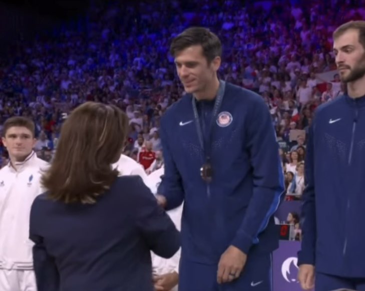 voley360_'s tweet photo. 🔝 Dos de los mejores opuestos de la historia del #volleyball juntos en #Paris2024 Nuestra Cecilia Tait, MVP y plata en Seúl 88, entrega la medalla de bronce al estadounidense Matt Anderson, quien también obtuvo el bronce en Rio 2016. 

📸 @ClaroSports https://t.co/UfmxkiNf3L