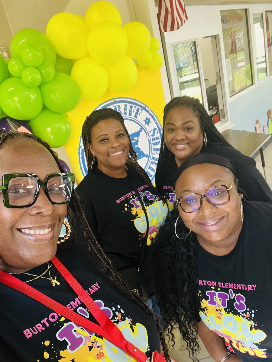 MsArkadie's tweet photo. It’s GLOW time!! We’re ready for a wonderful year. @FortBendISD @Math_FBISD 
#SuccessShinesBrightAtBurton https://t.co/1PGf9WUZX4
