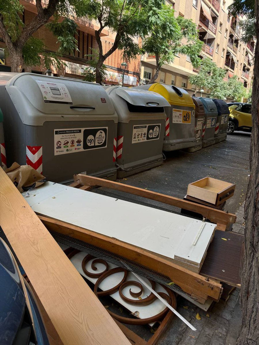 Ja sabem que Tarragona és una #VilaFlorida però potser l’Ajuntament s’ha equivocat de concurs… si fos així, sembla que en la categoria de ciutat florida de porqueria i merda ens portem el premi al màxim de tifes i pudor!