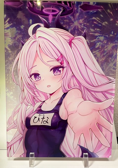 コミケで頒布のKENZENな水着ヒナちゃんアクリルパネルはライティング次第で後ろに花火模様がでたりします‼️🎆 