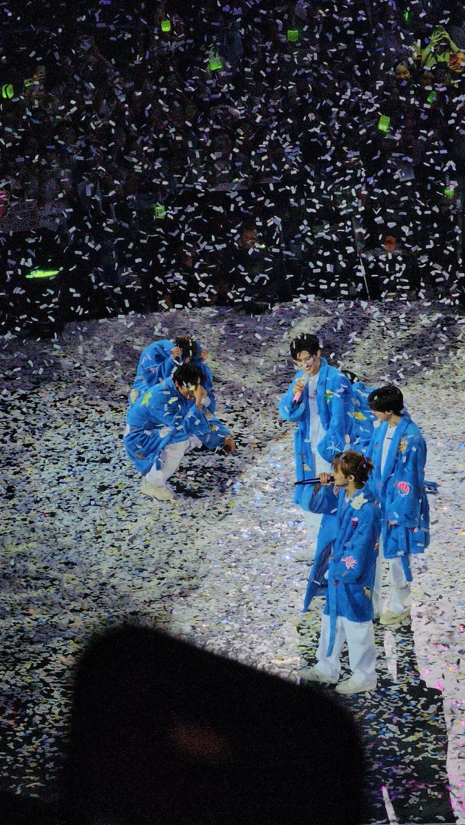 _423205's tweet image. 컨페티 때문에 난리남ㅋㅋㅋㅋㅋㅋㅋㅋㅋㅋㅋㅋㅋㅋㅋㅋ