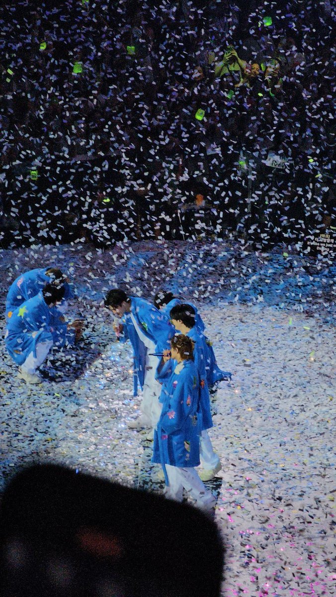 _423205's tweet image. 컨페티 때문에 난리남ㅋㅋㅋㅋㅋㅋㅋㅋㅋㅋㅋㅋㅋㅋㅋㅋ