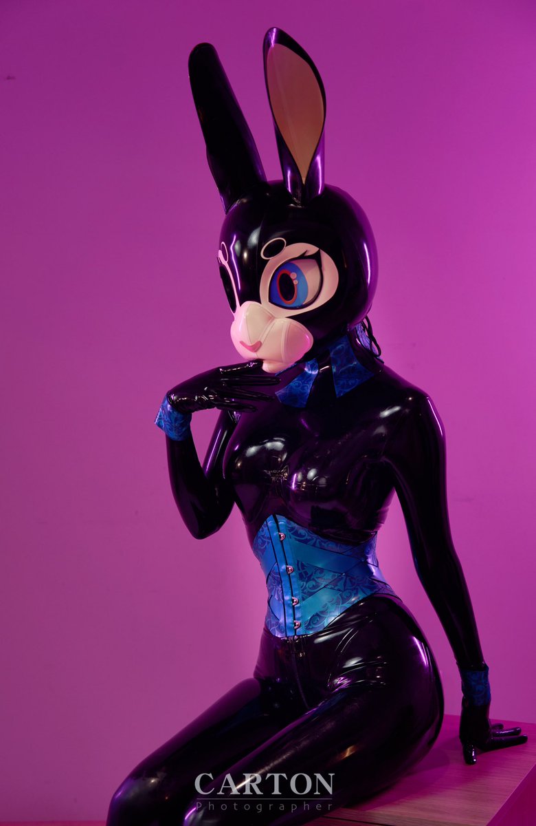 Maybe I’ll be the one to steal your heart. 💗

✂️：@karinKariwanz
👗：@Muoxyzgq 
#SqueakySaturday #latex #rubberfur https://t.co/bvZ2RBq7iZ