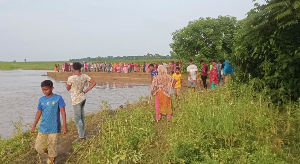 নড়াইলের ওপর দিয়ে প্রবাহিত প্রমত্তা মধুমতি নদী ভাঙনের কবলে
