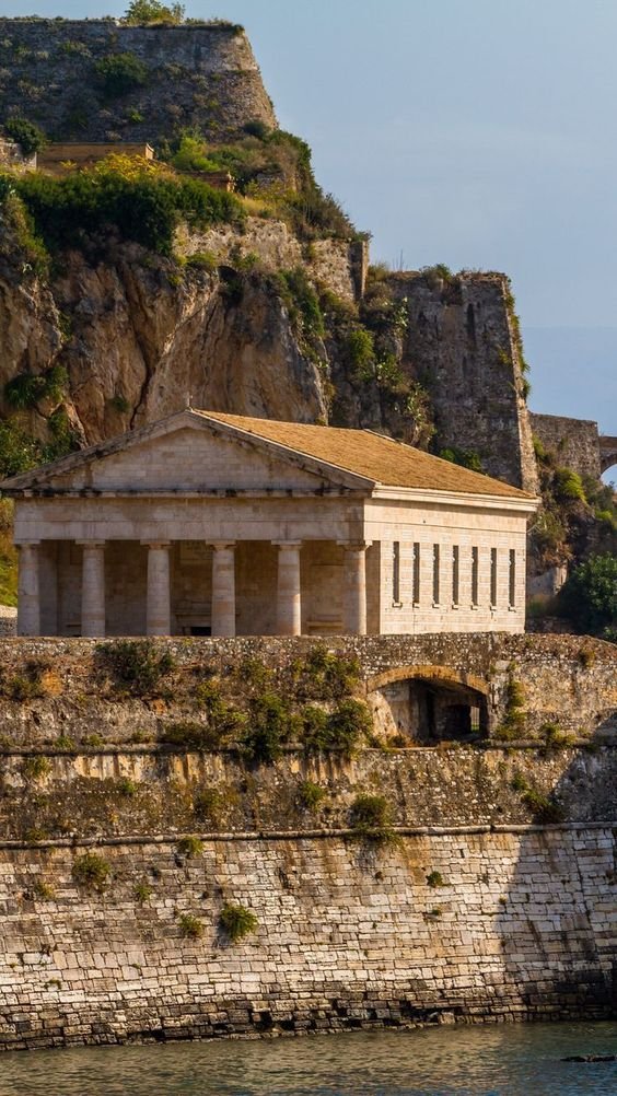 «Poco a poco, la magia de Corfú se apoderó de nosotros con tanta suavidad y dulzura como el polen», Gerald Durrell.