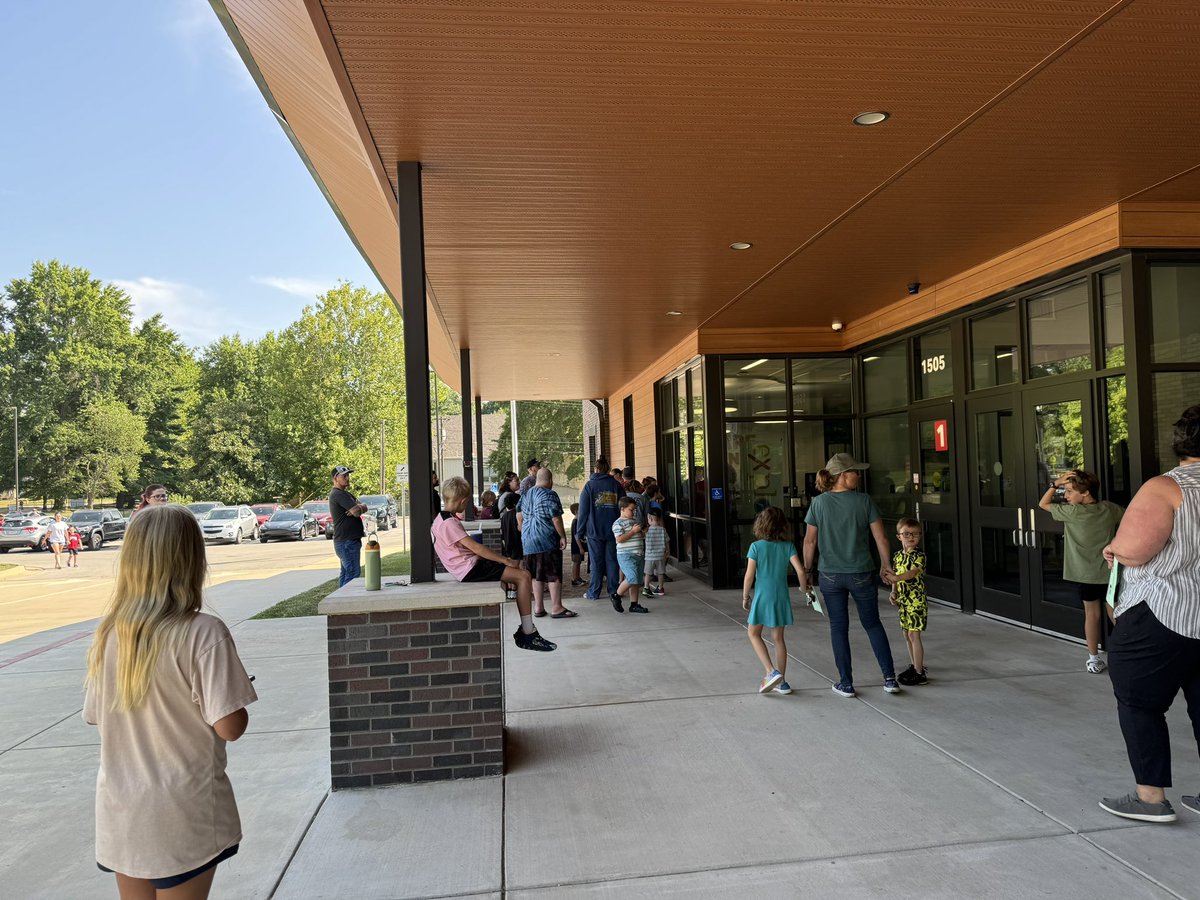We enjoyed meeting students and their families during our Popsicles with the Principals event! Thank you to our PTA and Girls on the Run representatives for coming out to connect with our Delaware community.
See you all next week for Meet the Teacher on August 15th at 7:30 am.
