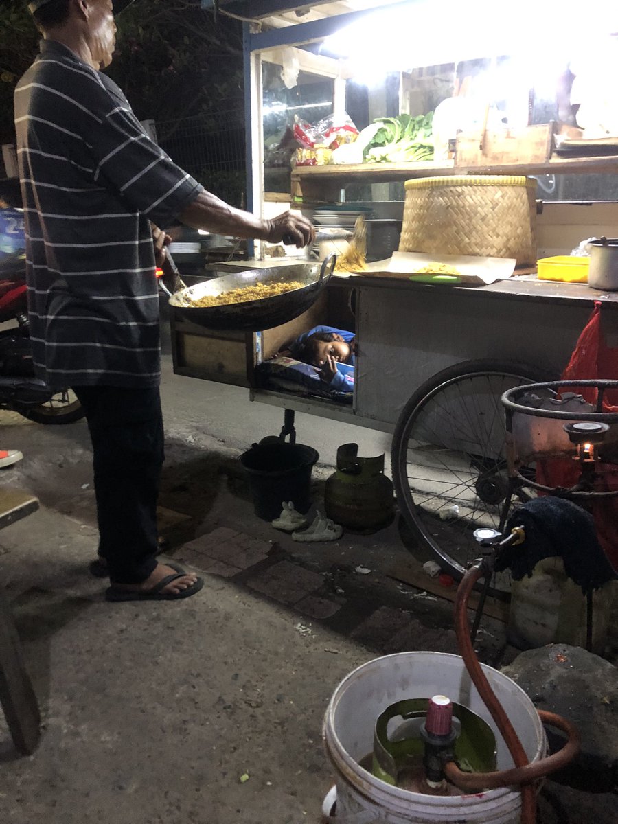 surreaulism's tweet image. BUSET GEROBAK BERANAK