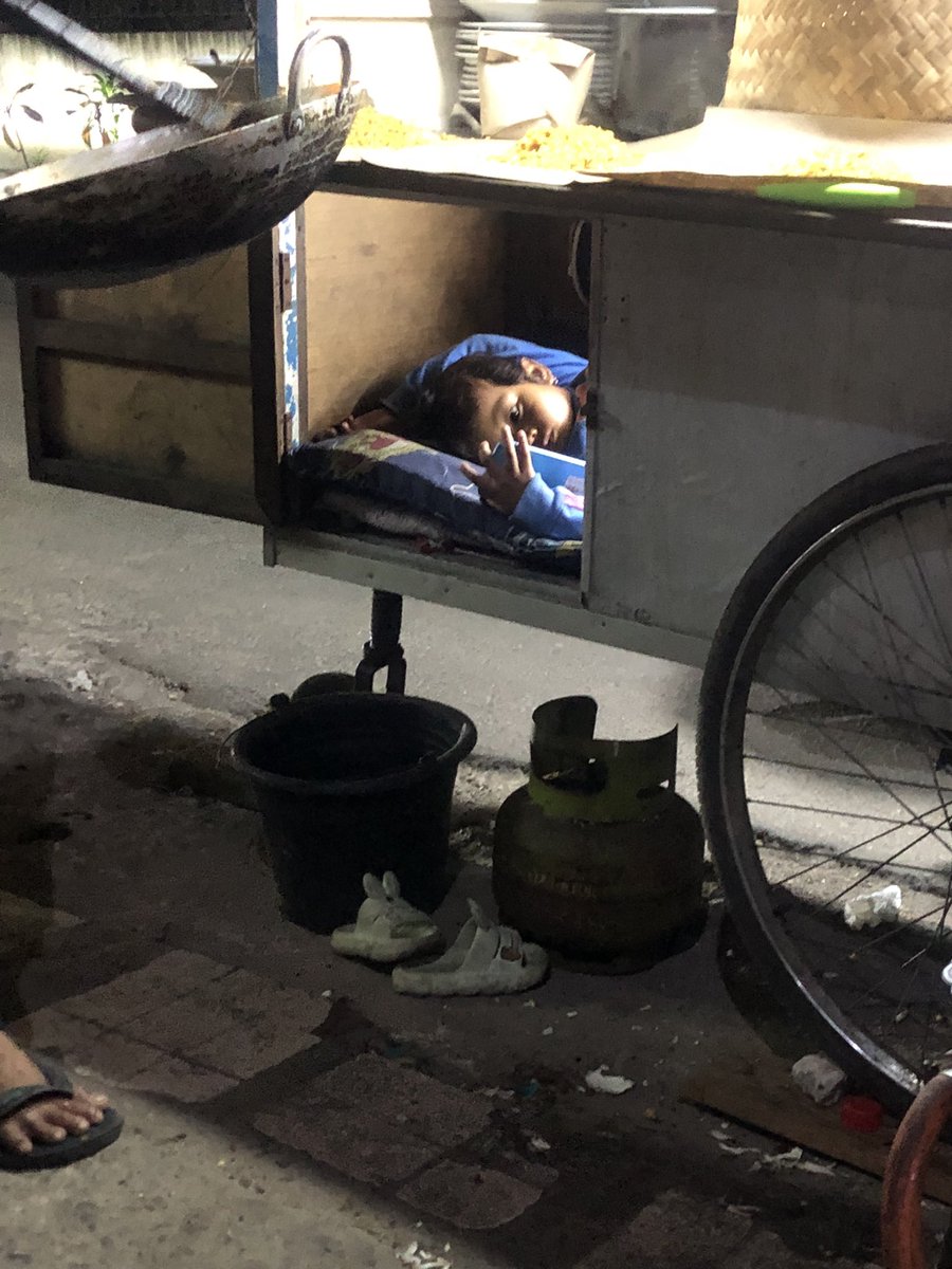 surreaulism's tweet image. BUSET GEROBAK BERANAK