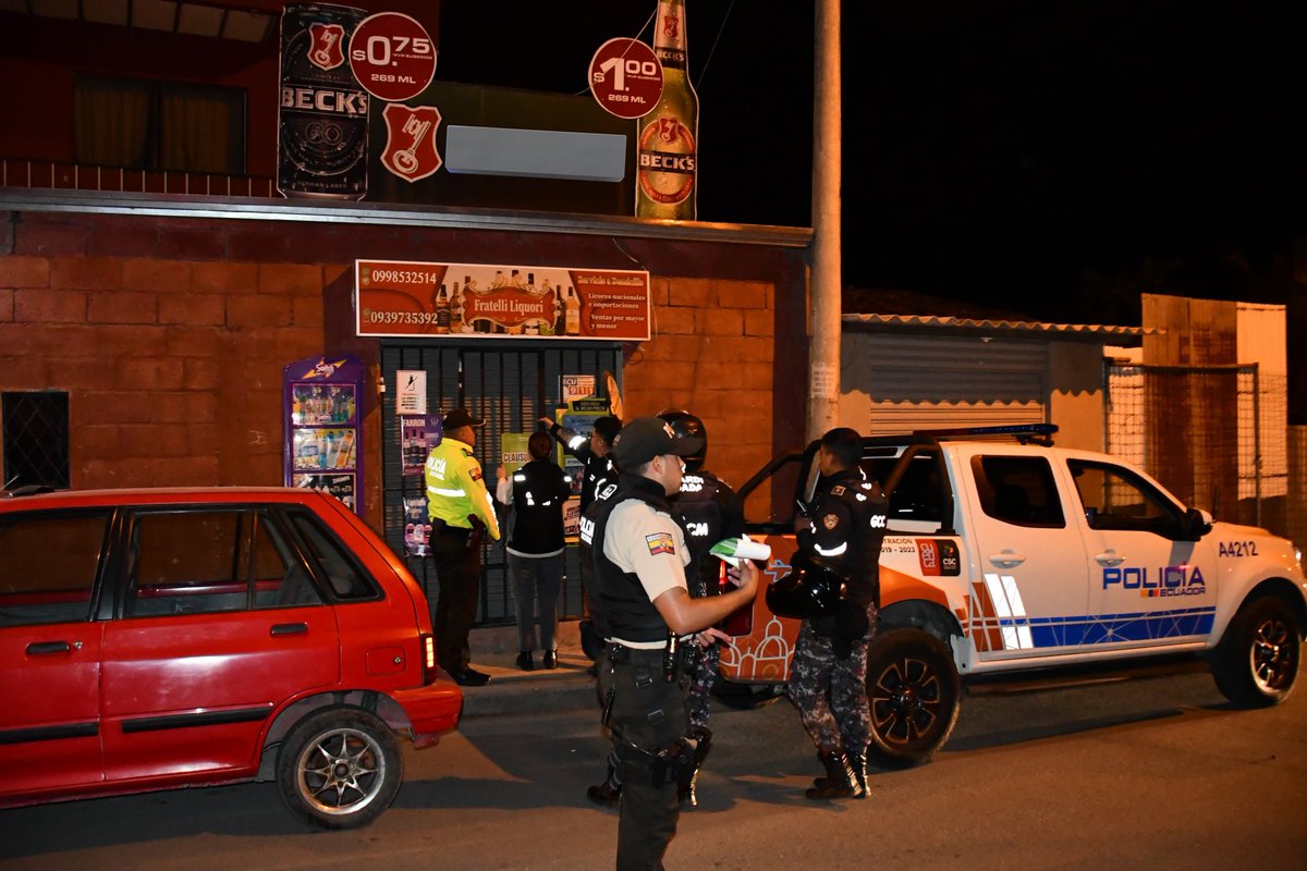 azuayinten's tweet image. 📍#Cuenca || Control de permisos de funcionamiento en locales y licoreras del sector #Ricaurte.

🚫 Luego de múltiples denuncias de la ciudadanía, se clausuró una licorería que no cuenta con los documentos que la habilitan y por mantener a personas libando adentro del negocio.