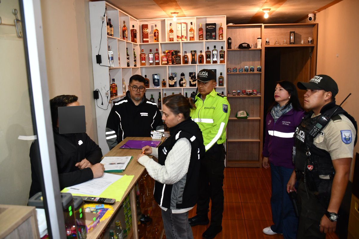 azuayinten's tweet image. 📍#Cuenca || Control de permisos de funcionamiento en locales y licoreras del sector #Ricaurte.

🚫 Luego de múltiples denuncias de la ciudadanía, se clausuró una licorería que no cuenta con los documentos que la habilitan y por mantener a personas libando adentro del negocio.