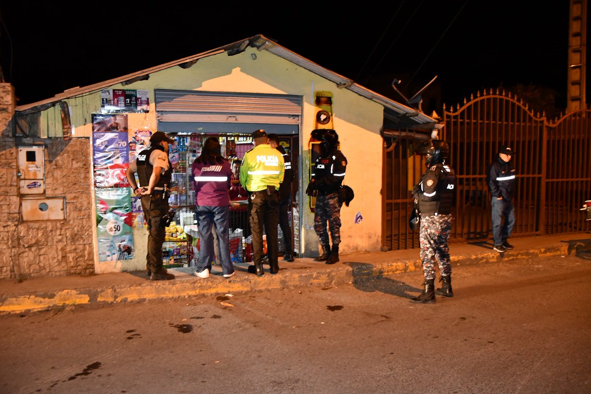 azuayinten's tweet image. 📍#Cuenca || Control de permisos de funcionamiento en locales y licoreras del sector #Ricaurte.

🚫 Luego de múltiples denuncias de la ciudadanía, se clausuró una licorería que no cuenta con los documentos que la habilitan y por mantener a personas libando adentro del negocio.