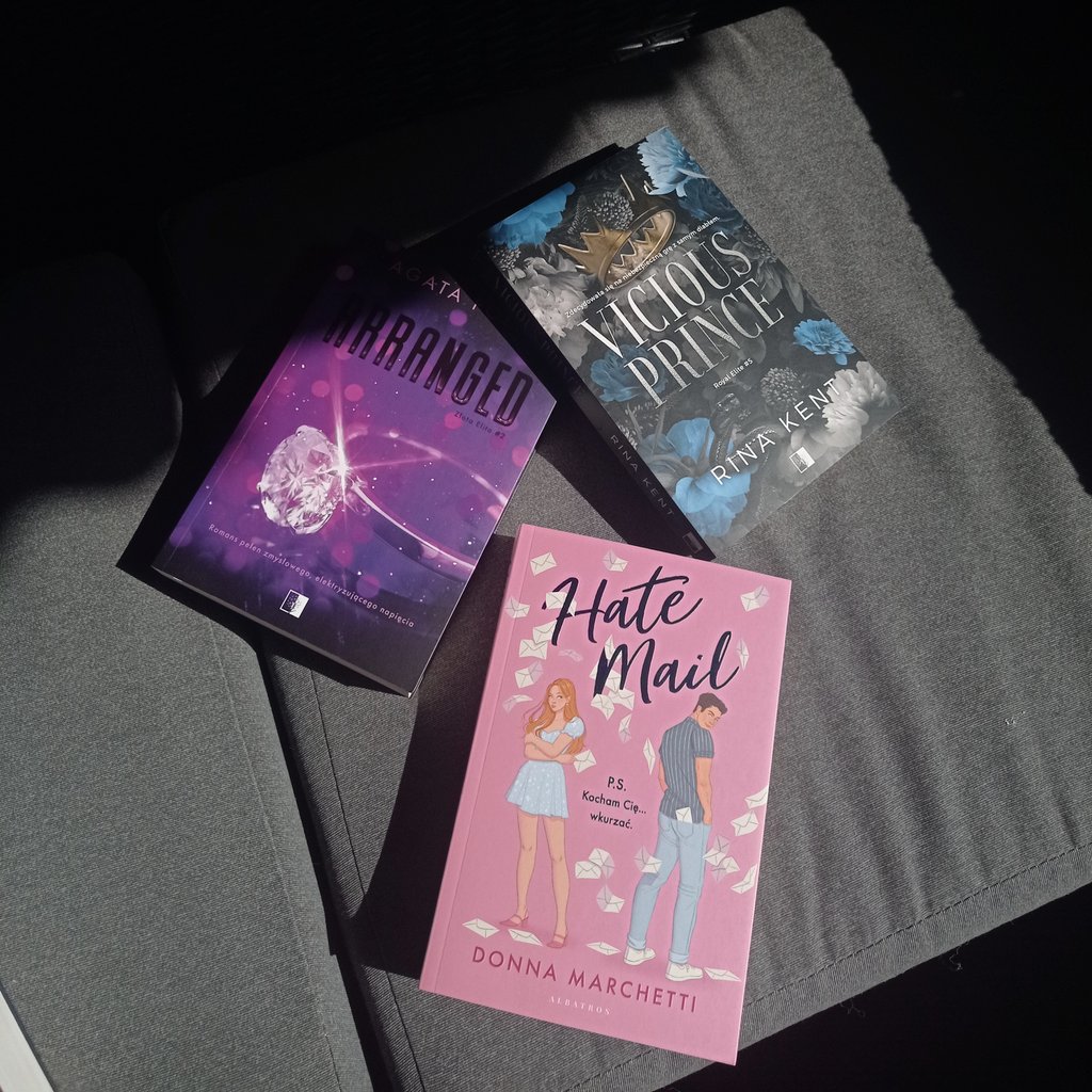 booksonmoon's tweet photo. ♡ wgl #twitteroweksiążkary jak wrócę to skończę Black Knight i nie mogę się zdecydować, więc...
którą wg was czytać następną???
#arrangedap #hatemail #viciousprince https://t.co/Hbr1bomhJS