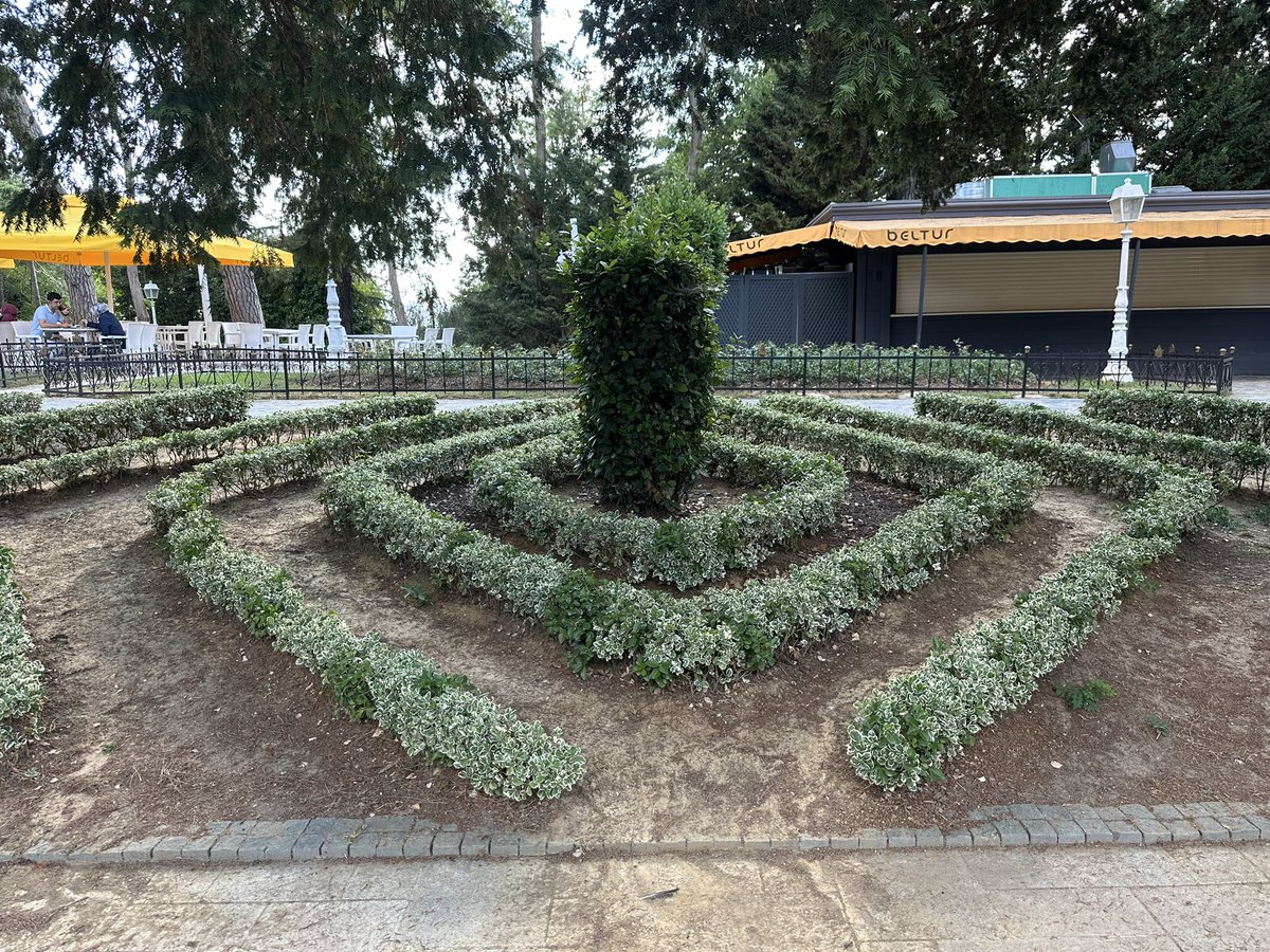 Mimar Selim Bey’in, kocası HTML taglerine sıkışıp vefat eden kadına yaptığı bahçe tasarımı