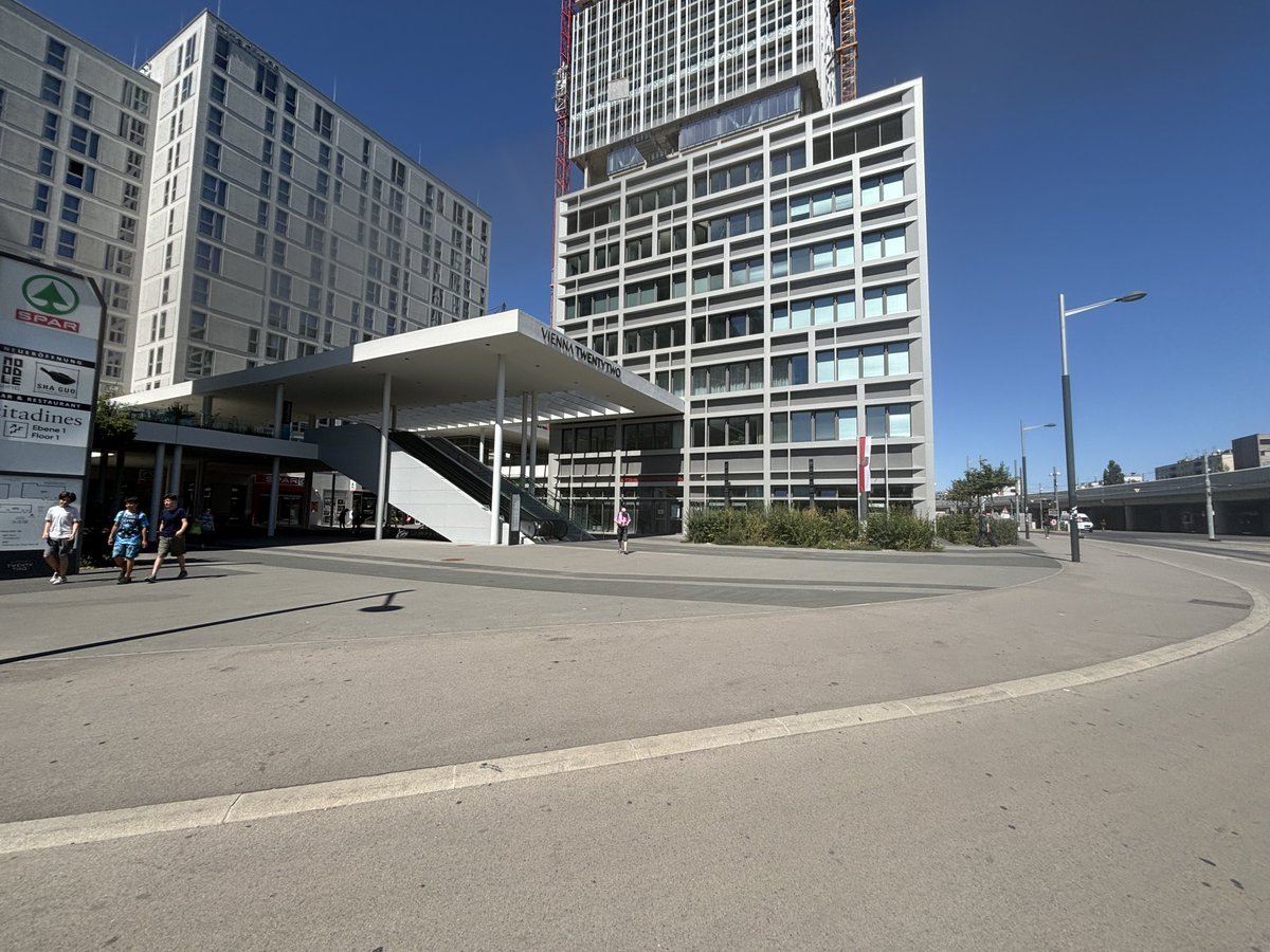 HSequenz's tweet photo. Das Entree des NEU errichteten Bezirksamts Donaustadt. Eine glühende Betonwüste.
Eingemietet in der Benkohütte Vienna Twenty Two.
Die Bim-Station vis-a-vis in der prallen Sonne. https://t.co/NKdLijqBLH
