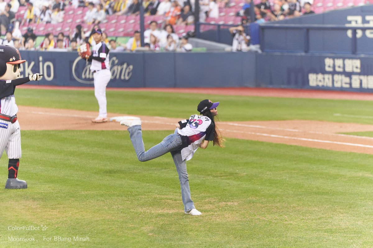 ColorFulDot_'s tweet photo. 240809 방민아 LG트윈스 vs NC다이노스 시구

#방민아 #민아 #걸스데이
#LG트윈스 #시구 #승리요정 

@Girls_Day_Minah https://t.co/CnHqwlZdeD