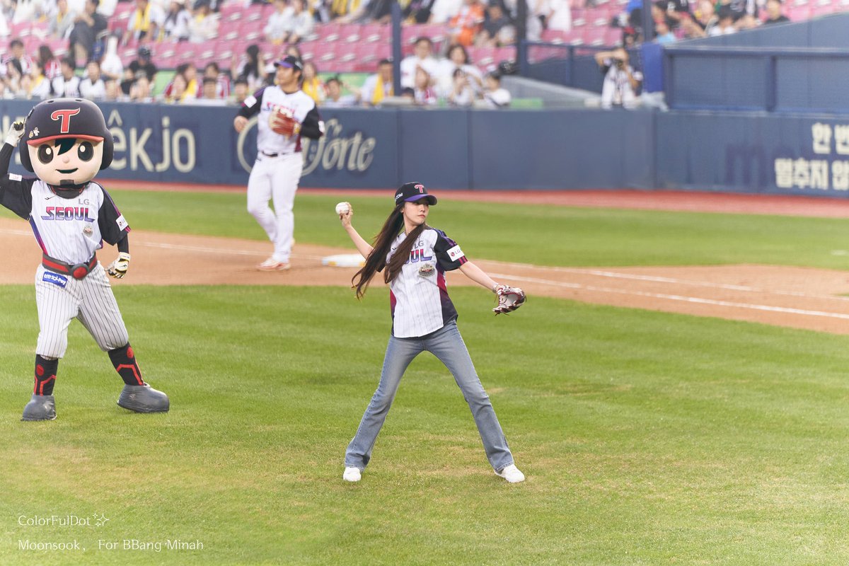ColorFulDot_'s tweet photo. 240809 방민아 LG트윈스 vs NC다이노스 시구

#방민아 #민아 #걸스데이
#LG트윈스 #시구 #승리요정 

@Girls_Day_Minah https://t.co/CnHqwlZdeD