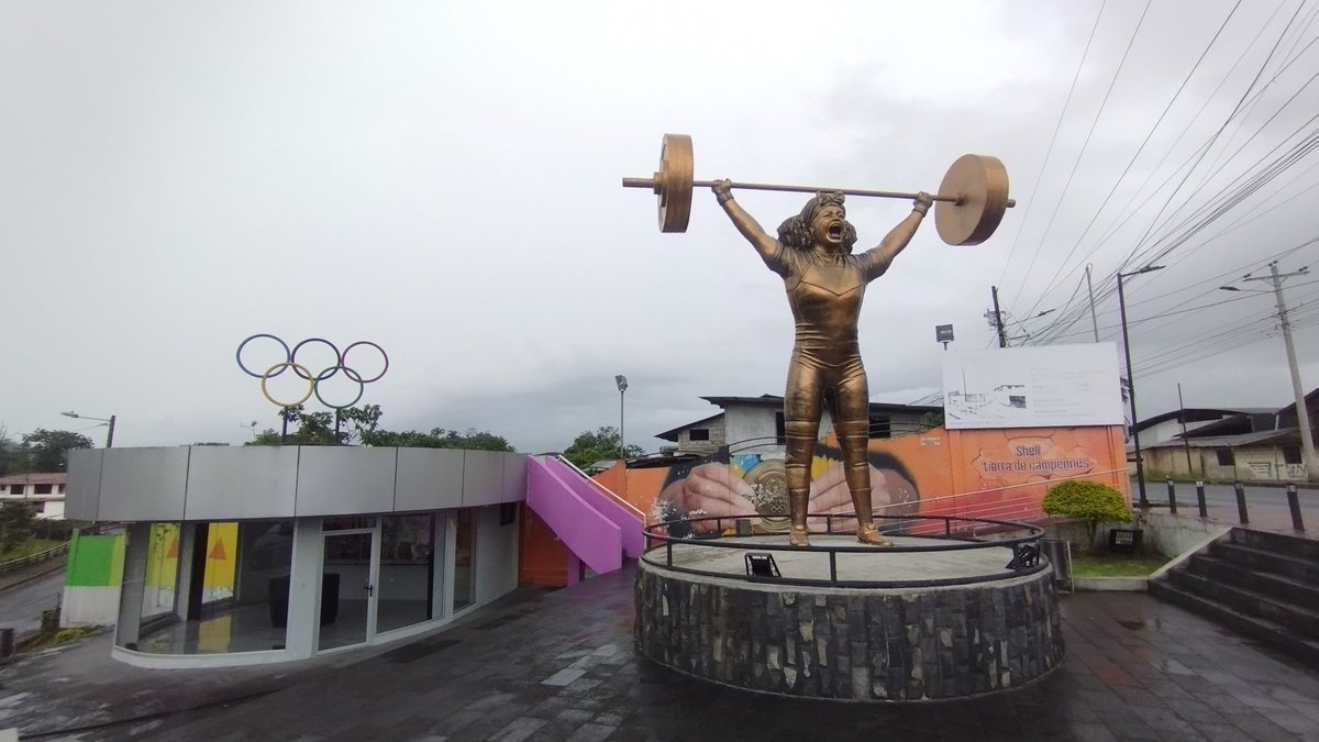 Buen momento para recordar que existe una estatua de Neisi Dajomes en su tierra natal Shell en Pastaza.