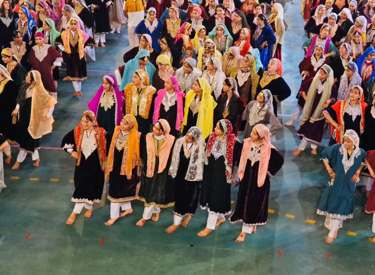 MunebaT50003's tweet photo. 11,000 young women from Baramulla just set a world record with the Largest Kashmiri Folk Dance #Rouf at the"Kashur Riwaaj"festival!
Organized by #IndianArmy,this event is a powerful symbol of youth empowerment &cultural revival.
Truly a historic day for Kashmir!
@srinagargirl https://t.co/9u8iep4xYO